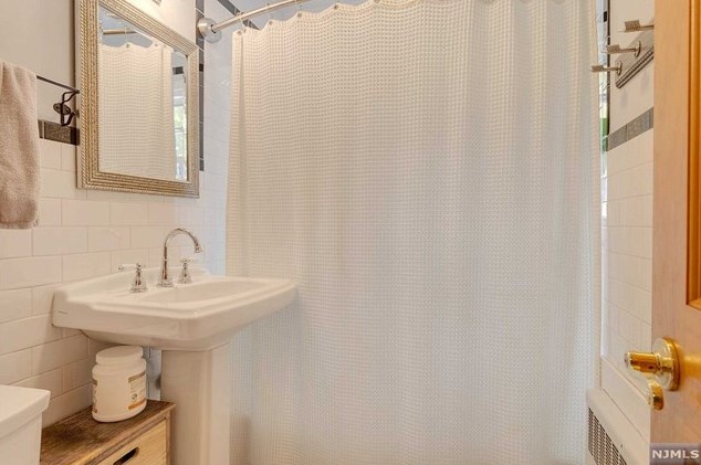 351 Passaic Ave, Rutherford NJ  07070-1827 exterior