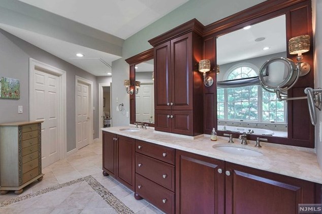 36 Howard St, Wyckoff NJ  07481-3327 exterior