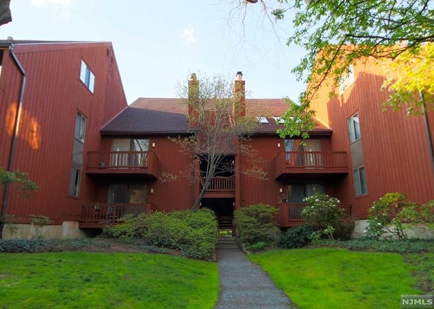 520 Teal Plz, Secaucus NJ  07094-2218 exterior