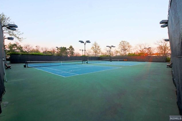 520 Teal Plz, Secaucus NJ  07094-2218 exterior