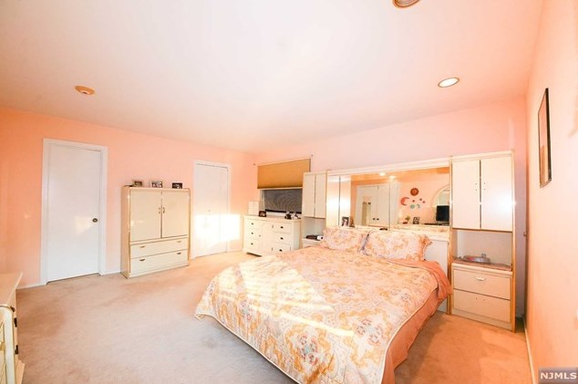 520 Teal Plz, Secaucus NJ  07094-2218 exterior
