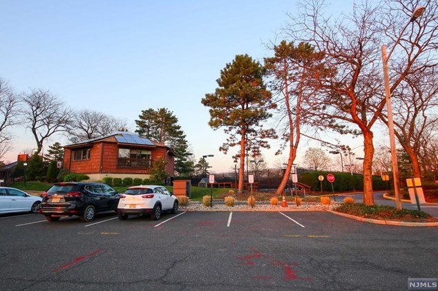 520 Teal Plz, Secaucus NJ  07094-2218 exterior