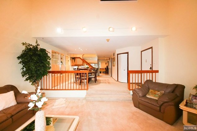 520 Teal Plz, Secaucus NJ  07094-2218 exterior