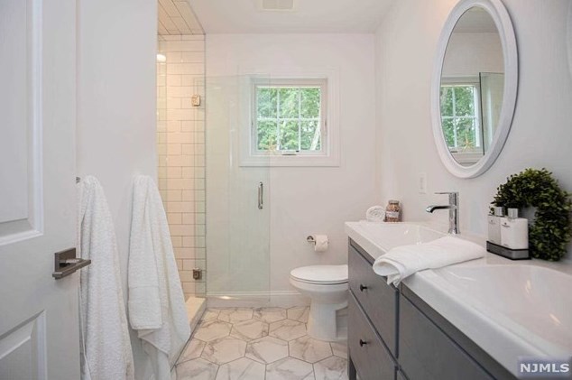 261 Vitmar Pl, Park Ridge NJ  07656-2406 exterior