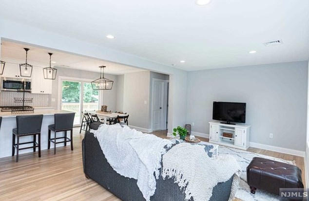 261 Vitmar Pl, Park Ridge NJ  07656-2406 exterior