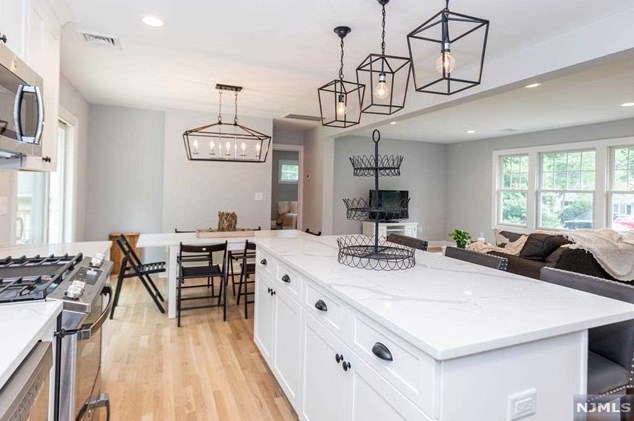 261 Vitmar Pl, Park Ridge NJ  07656-2406 exterior