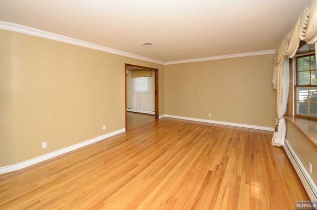 301 Beechwood Dr, Paramus NJ  07652-3304 exterior
