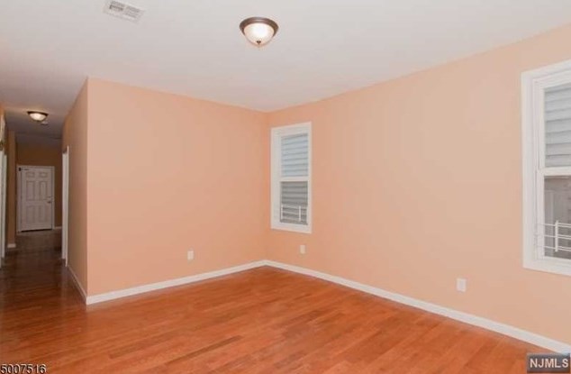 10 End Ave, Newark NJ  07106-1928 exterior