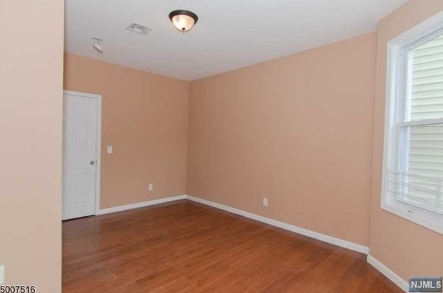 10 End Ave, Newark NJ  07106-1928 exterior