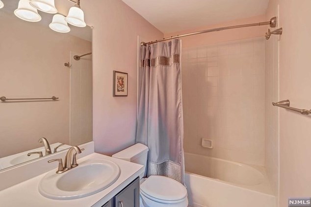 47 Hunters Run, Oakland NJ  07436-2346 exterior