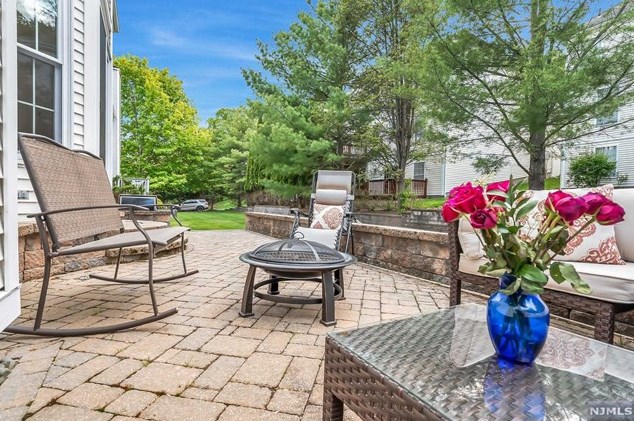 47 Hunters Run, Oakland NJ  07436-2346 exterior