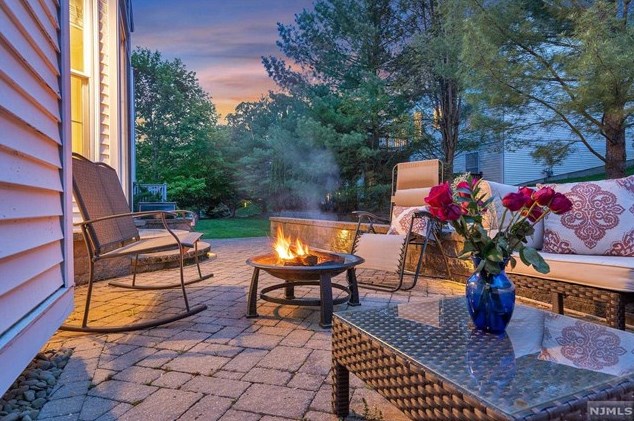 47 Hunters Run, Oakland NJ  07436-2346 exterior