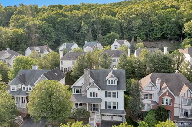 47 Hunters Run, Oakland NJ  07436-2346 exterior