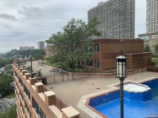 100 Old Palisade Rd, West Fort Lee NJ 07024-7064 exterior