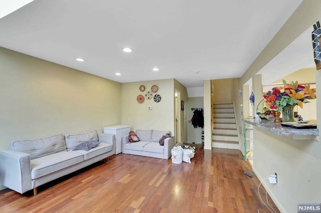 737 Mainsail Ln, Secaucus NJ  07094-2229 exterior