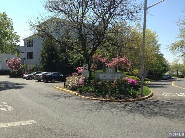 737 Mainsail Ln, Secaucus NJ  07094-2229 exterior