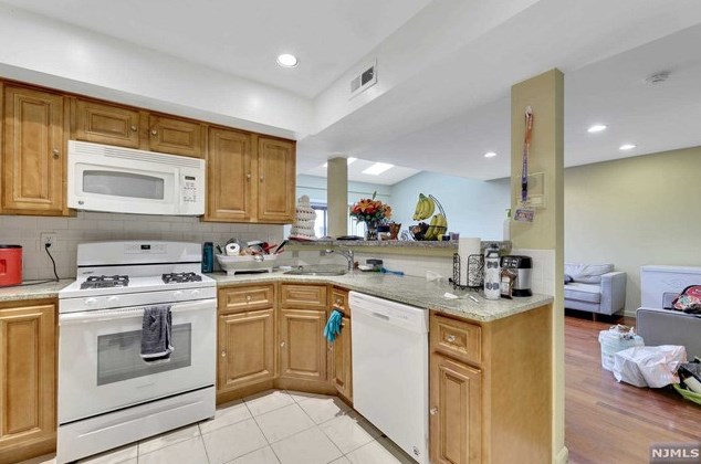 737 Mainsail Ln, Secaucus NJ  07094-2229 exterior
