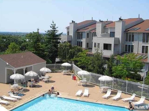 737 Mainsail Ln, Secaucus NJ  07094-2229 exterior