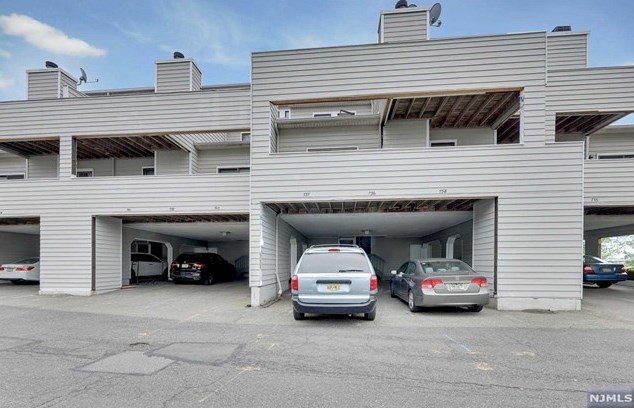 737 Mainsail Ln, Secaucus NJ  07094-2229 exterior