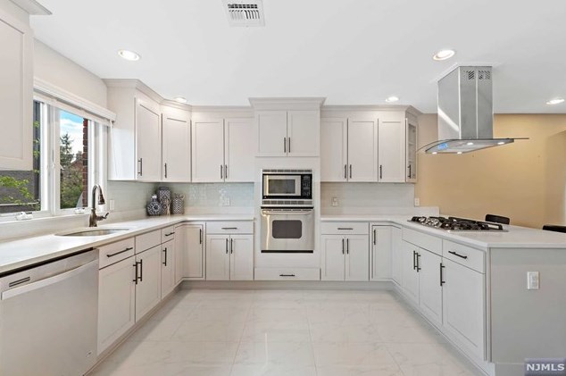 72 Knox Ave, Cliffside Park NJ 07010-2512 exterior