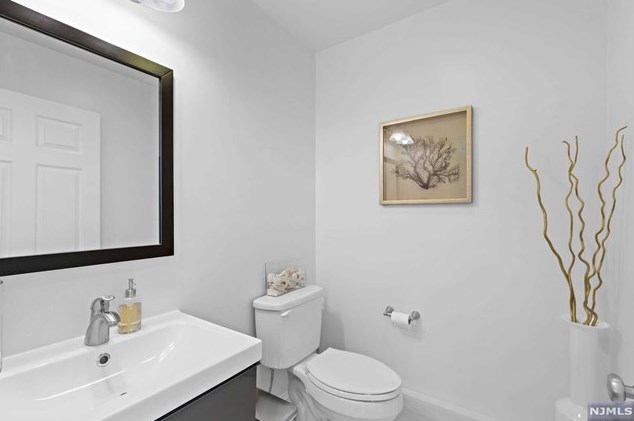 72 Knox Ave, Cliffside Park NJ 07010-2512 exterior