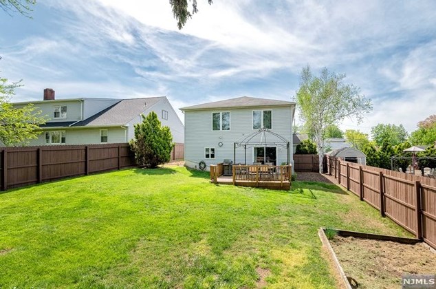 4 Homestead Rd, Elmwood Park NJ  07407-1307 exterior