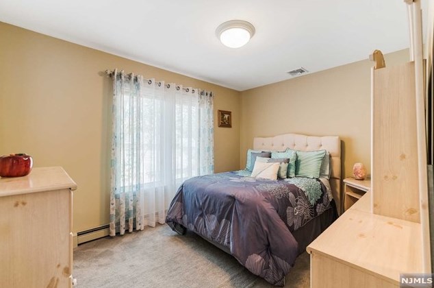 4 Homestead Rd, Elmwood Park NJ  07407-1307 exterior