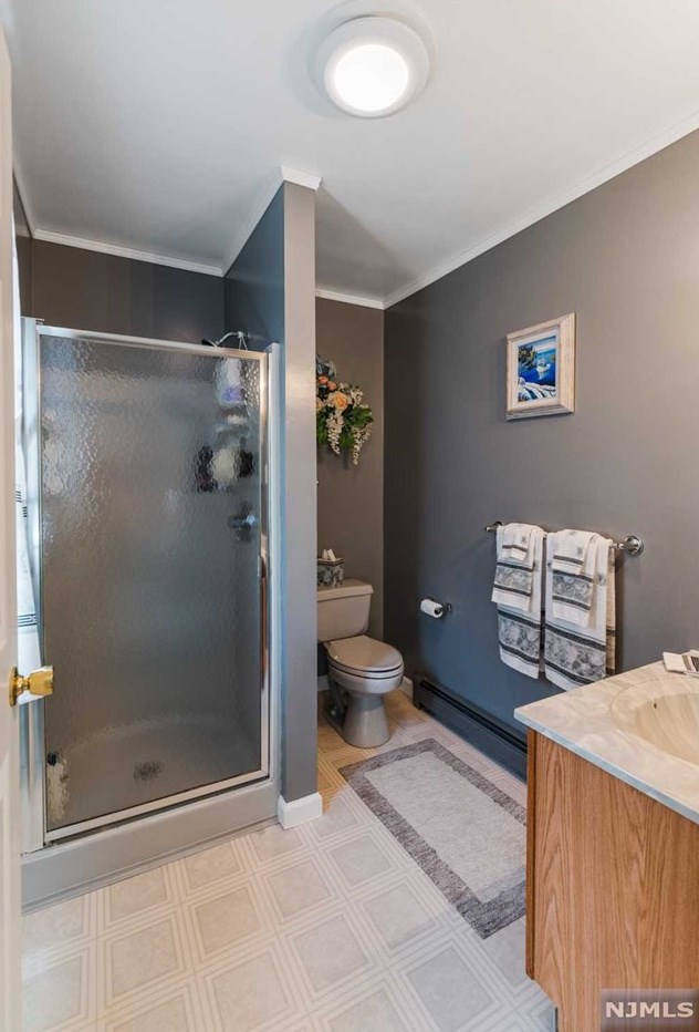 4 Homestead Rd, Elmwood Park NJ  07407-1307 exterior