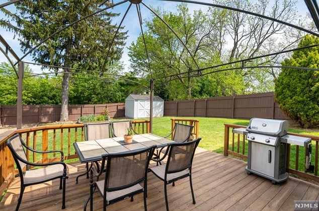 4 Homestead Rd, Elmwood Park NJ  07407-1307 exterior