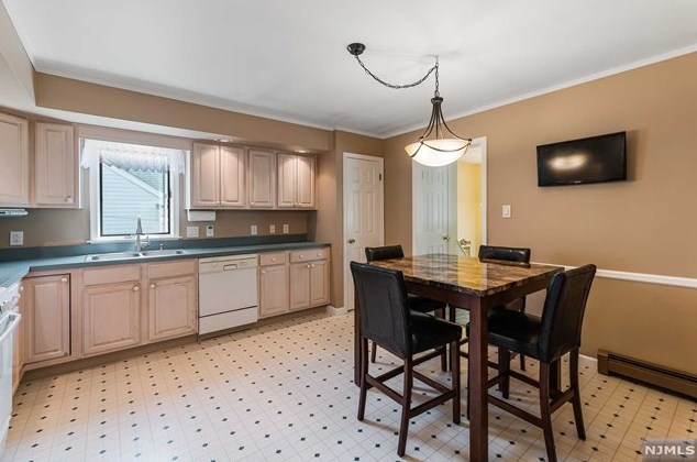 4 Homestead Rd, Elmwood Park NJ  07407-1307 exterior