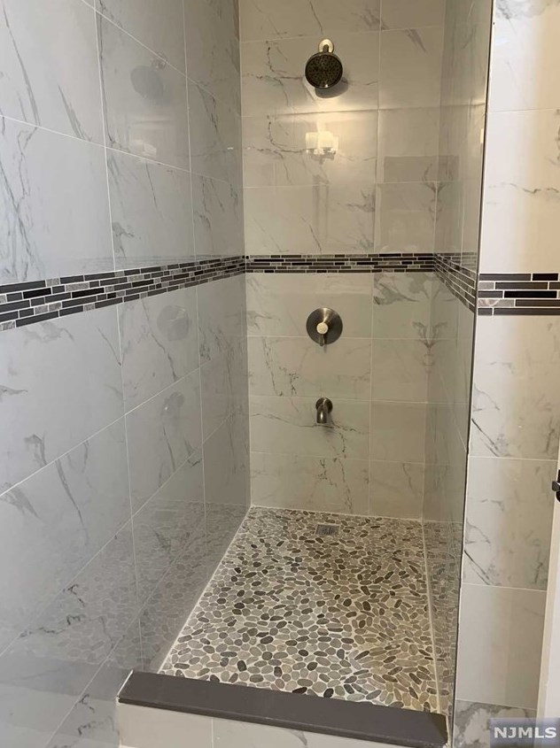 721 Teneyck Ave, Lyndhurst NJ  07071-2824 exterior