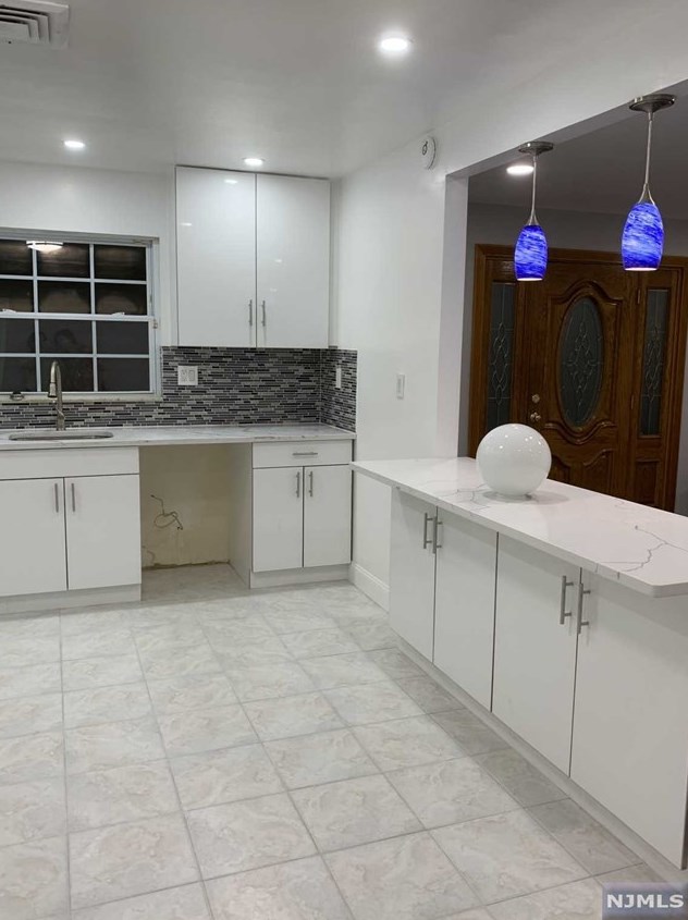 721 Teneyck Ave, Lyndhurst NJ  07071-2824 exterior