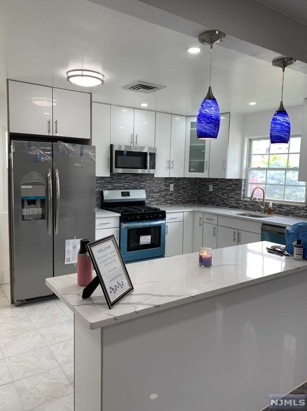 721 Teneyck Ave, Lyndhurst NJ  07071-2824 exterior