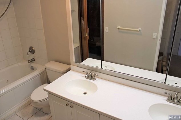 1508 Harmon Cove Tower, Secaucus NJ  07094-1717 exterior