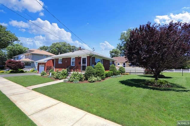 1 Harcourt Ave, Bergenfield NJ  07621-1914 exterior