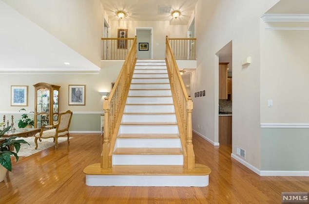 10 Fieldstone Ct, Oakland, NJ 07436