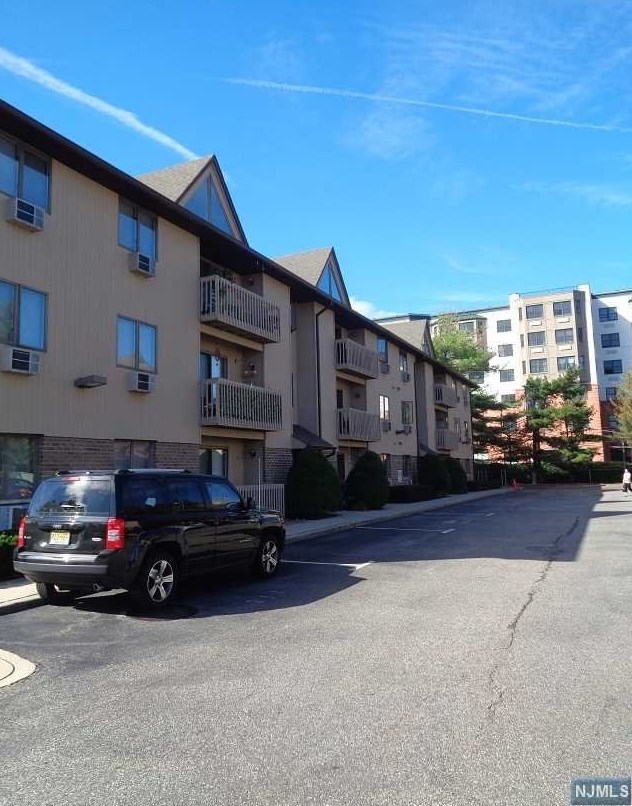 651 Riverside Ave, Lyndhurst NJ  07071-3060 exterior