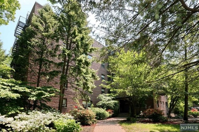 3060 Edwin Ave, West Fort Lee NJ  07024-3664 exterior
