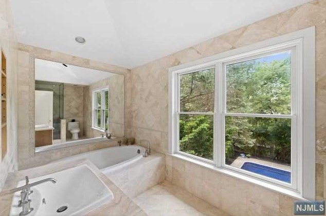 25 Oak St, Cresskill, NJ 07626