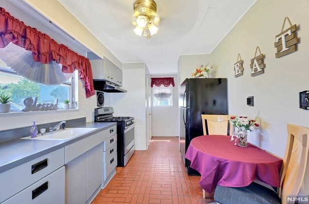 36 Lafayette Pl, Lyndhurst NJ  07071-1135 exterior