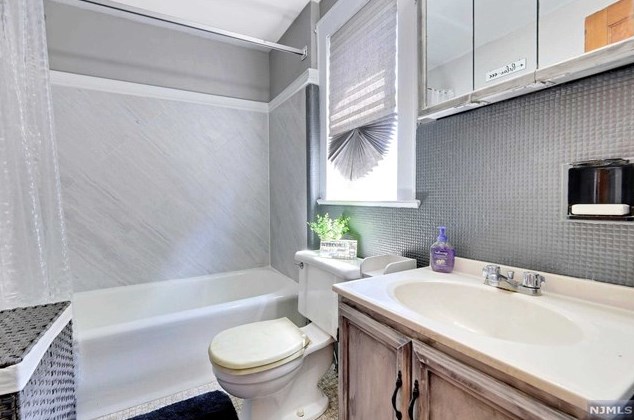 36 Lafayette Pl, Lyndhurst NJ  07071-1135 exterior