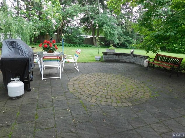 47 Franklin Ct, Emerson NJ  07630-1419 exterior