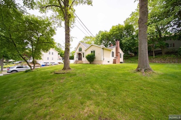 453 Colonial Blvd, Westwood NJ  07676-4958 exterior