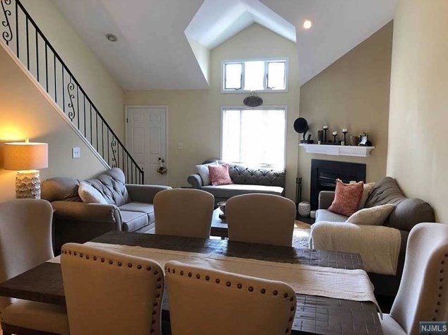 31 Stuyvesant Ave, Lyndhurst NJ  07071-1016 exterior