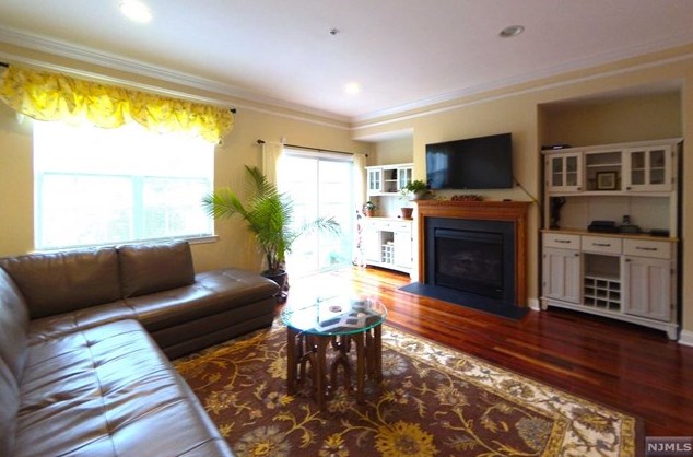 87 Osprey Ct, Secaucus NJ  07094-2935 exterior