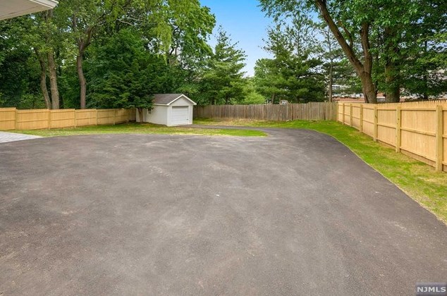 27 Sand Rd, Westwood NJ  07675-2417 exterior