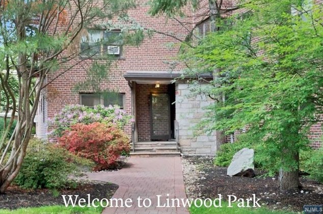 411 Park Pl, West Fort Lee NJ  07024-3702 exterior