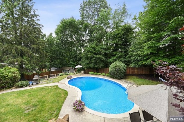 51 Fairhaven Dr, Hillsdale NJ  07642-1127 exterior