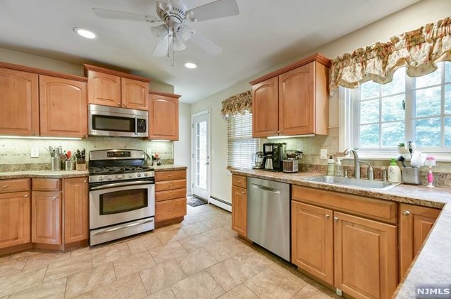 51 Fairhaven Dr, Hillsdale NJ  07642-1127 exterior