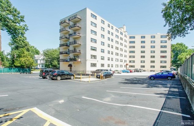 25 Grand Ave, Hackensack NJ  07601-4619 exterior